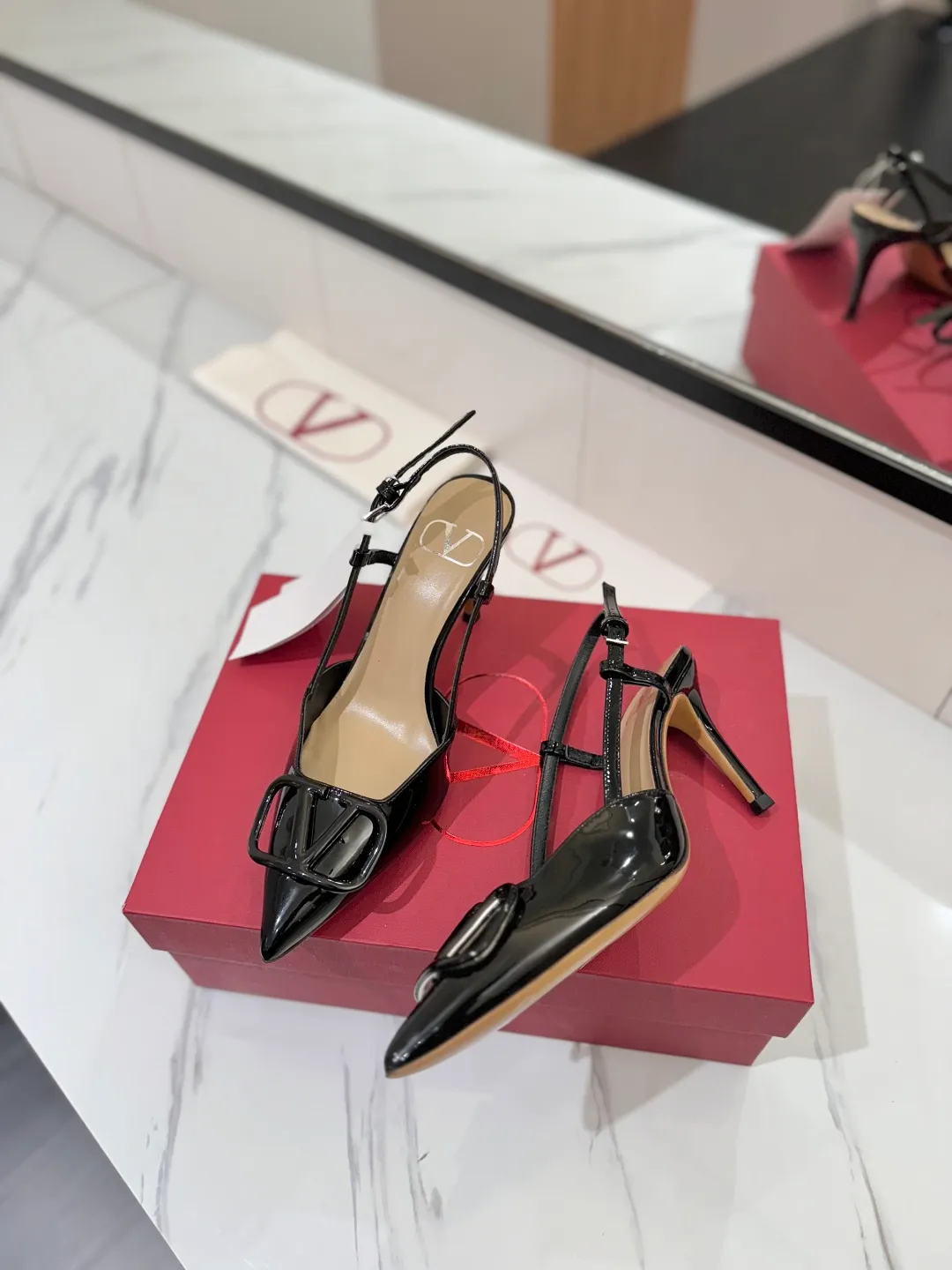 💕💕Factory direct selling price p520💕💕 Valentino launches a new series of sandals, sandals with pointed toe V-buckle sandals. The upper part of the foot is very pedicure-like. The key point is that it is very good and easy to control. It does not grind or tire your feet. It is a walking artifact! Metal VLOGO diamond buckle elements, full of high-end sense! It became sweet instantly.  The avant-garde VLOGO SIGNATURE shoe series interprets VALENTINO GARAVANI's candid attitude. Valentino Garavani V logo back hollow sandals with VLogo Signature decoration, platinum tone VLogo Signature decoration! Upper: imported patent leather Lining: imported goatskin Outsole: Italian leather outsole Heel height: 8cm Size: 35-39 (34-40-41-42 customized size)